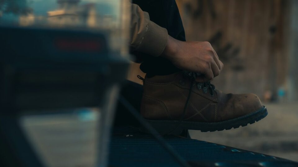 Cover showing snowboard boot fitting steps and a rider adjusting laces