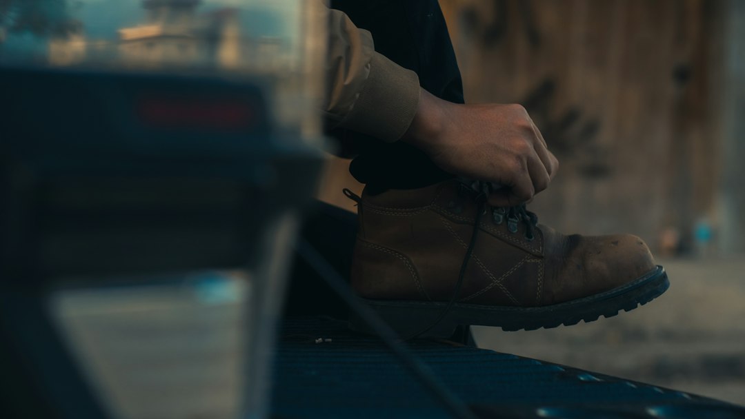Cover showing snowboard boot fitting steps and a rider adjusting laces